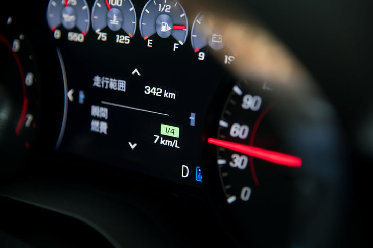 エンジンには気筒休止システムが搭載されており、低負荷走行時には4気筒を休止させて燃料消費を抑制する。