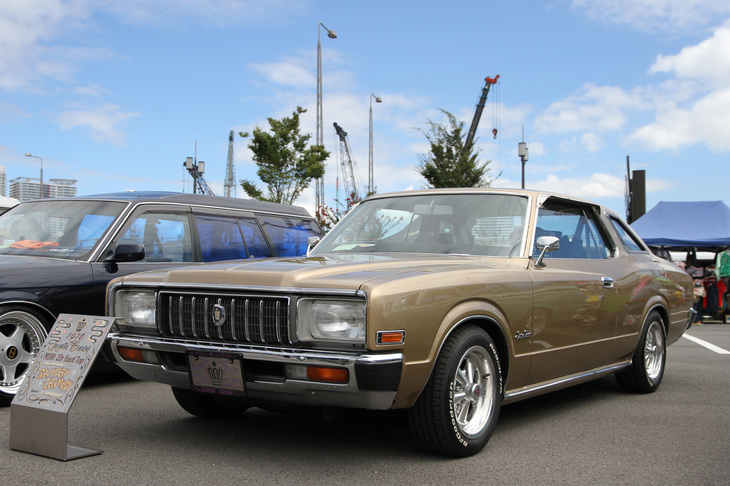 “クジラ”の前衛的なスタイリングが裏目に出た反動で、オーソドックスな路線に戻して1974年に登場した5代目「トヨタ・クラウン」の2ドアハードトップ（MS90）。4代目の後期から引き続いて俳優の山村 聰と吉永小百合のコンビがイメージキャラクターを務めていたことから、通称“小百合クラウン”。