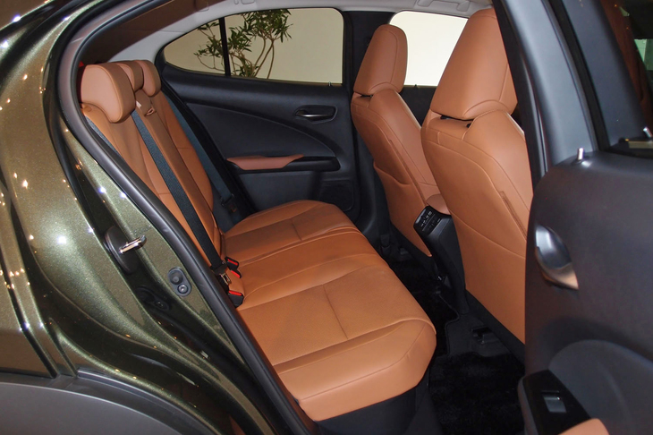 レクサスUX250h“バージョンL”（リアシート）