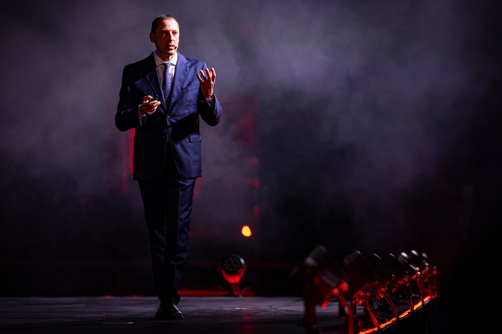 「フェラーリ・プロサングエ」の特徴について語る、フェラーリ・ジャパンのフェデリコ・パストレッリ社長。フェラーリでは過去にも4ドアモデルを検討したことがあったが、フェラーリを名乗るにふさわしい動力性能を実現できないとして断念。プロサングエでは最新の技術を集結することで、初めてそれを実現できたという。（写真：フェラーリ・ジャパン）