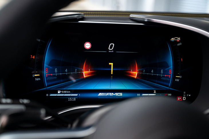 メーターはセンターだけバイザーをカットした特徴的なスタイル。タコメーターが左右に水の波紋のように広がるこれは「スーパースポーツ」と呼ばれる表示スタイル。