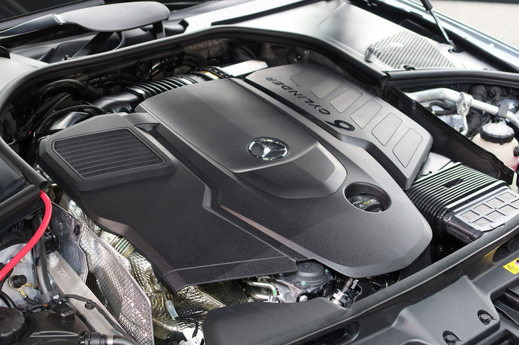 メルセデス・ベンツS450d 4MATIC（エンジンルーム）