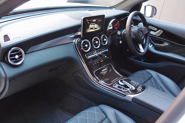 「GLC250 4MATIC Edition 1」のインテリア。インテリアトリムには、ブラウンライムウッドとアルミニウムが採用されている。