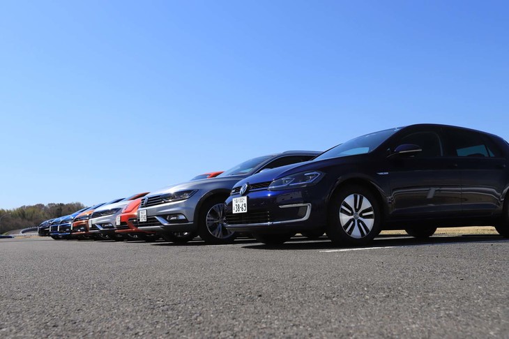 会場に勢ぞろいしたフォルクスワーゲンの現行モデルラインナップ。ボディー形状が異なっていても、共通した安全思想を用いて車両が設計・開発されているという。