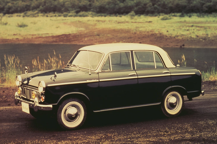 小型大衆車の嚆矢（こうし）となった初代「ダットサン・ブルーバード」。当時主流だったタクシー需要に加え、一般ユーザーからも広く受け入れられたモデルで、女性オーナードライバー向けの特別仕様車「ファンシーデラックス」も設定された。