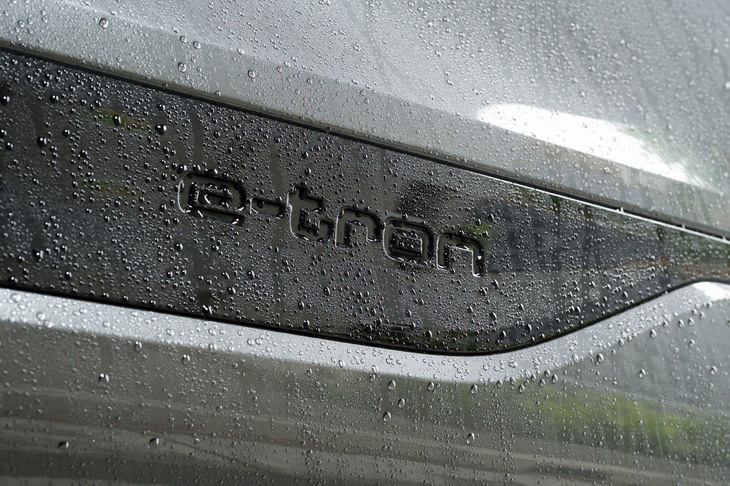 取材当日の天候は、走りや充電のシーンを撮影するのがはばかられるほどの大雨。曇り取りのためにもエアコンを遠慮なく効かせ、時間に追われながら高速道路や峠道を駆けるという、BEVにとってかなり厳しい条件下でのテストとなった。