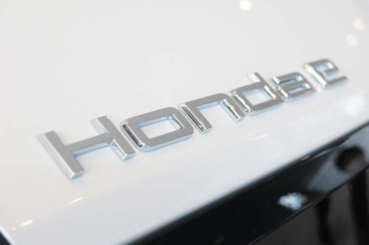 テールゲートに貼られた「Honda e」のバッジ。ホンダの電気自動車だから「ホンダe」。シンプルだが、冷静に考えたら相当に気合の入った車名だろう。