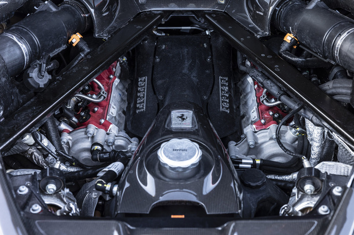 リアミドに搭載される4リッターV8エンジンはベースとなった「SF90ストラダーレ」よりも17PSアップの最高出力797PSを発生。前後3基のモーターは合計で13PS強化され、同233PSを発生する。システム最高出力は実に1030PSを誇る。