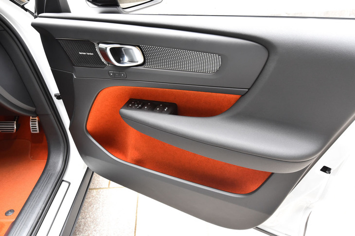 オーディオのスピーカーを廃したドアパネル。大型のペットボトルやノートパソコンも収納できるスペースが確保されている。