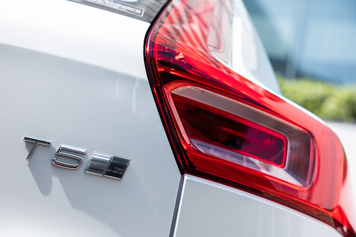 今回の試乗車は2020年モデルのため、「T5」と組み合わされるエンブレムが「TWIN ENGINE」となっているが、一般に販売される2021年モデルでは「RECHARGE」のエンブレムが装着される。