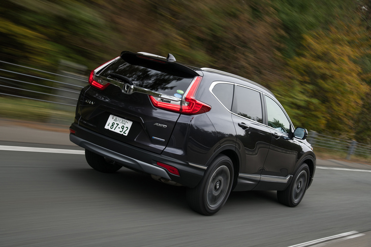 新型「CR-V」には、現行型「シビック」から導入が進められている新世代のプラットフォームを採用。ステアリング機構にデュアルピニオンEPSを用いたり、足まわりに液封タイプのブッシュを用いたりと、動的質感の向上についても注力している。