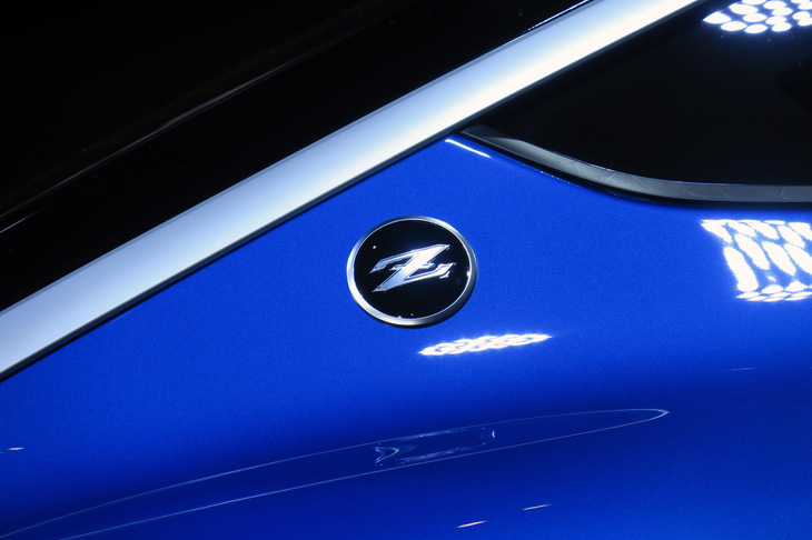 リアクオーターピラーには「Z」の丸いエンブレムが復活した。