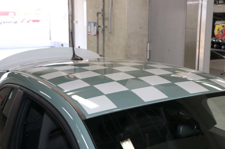チェッカードフラッグを思わせるカラーリングのルーフ。「Verde Monza 1958」と名付けられたグリーンと、ホワイトのツートンカラーとなっている。