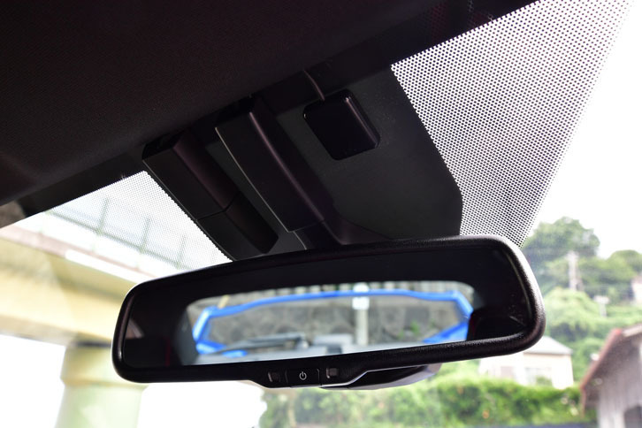 大型のリアスポイラーは、意外や後方視界の邪魔にはならない。“トンネル”を通して後方を見るカタチとなるからだ。