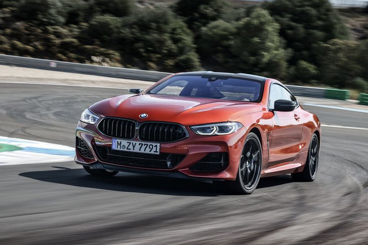 「M850i xDrive」には電子制御モーターを使った「アクティブアンチロールスタビライザー」がオプション設定される。これにより横方向の傾きを調整し、コーナリング時の俊敏性と安定性を高める。