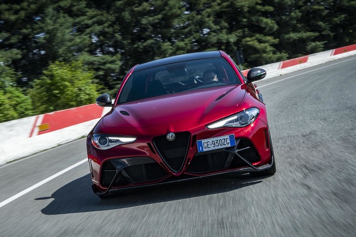 巻頭は「アルファ・ジュリアGTA／GTAm」。ベースの「クアドリフォリオ」に対して、GTAで－75kg、GTAmにいたっては－100kgを達成した、名前にうそのない“アッレッジェリータ（軽量化済み）”です。（photo：アルファ・ロメオ）