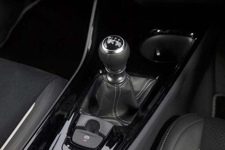 「C-HR“GRスポーツ”」の1.2リッターターボ車は、MT仕様のみとなる。この「iMT」と呼ばれる6段MTには、発進時のエンジンストールを防止するアシスト機能や、スムーズなシフトダウンを可能にするブリッピング機能が備わっている。