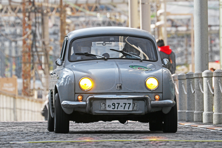 1964年「ルノー・ドーフィン ゴルディーニ」。イエローバルブのヘッドライトは往年のフランス車の特徴。