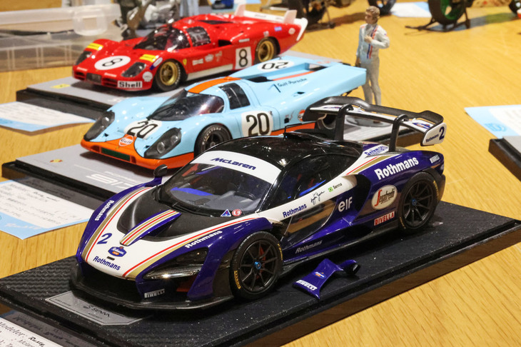 タミヤの1/24「マクラーレン・セナ」をデカールでロスマンズ仕様に。後方に見えるのは同じ作者によるフジミ1/24「ポルシェ917K」とガレージヒロの1/24「フェラーリ512S」。映画『栄光のル・マン』でしのぎを削る2台である。