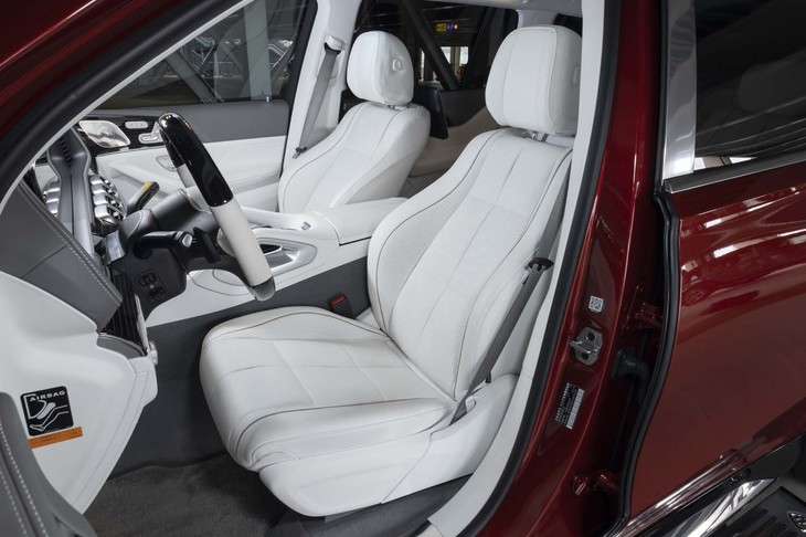 シートにはメルセデス・マイバッハ専用のローズゴールドのパイピングがあしらわれる。シート中心の縦線はボックスプリーツ加工。荷重に合わせてプリーツが伸びるのでより体にフィットするようになっている。