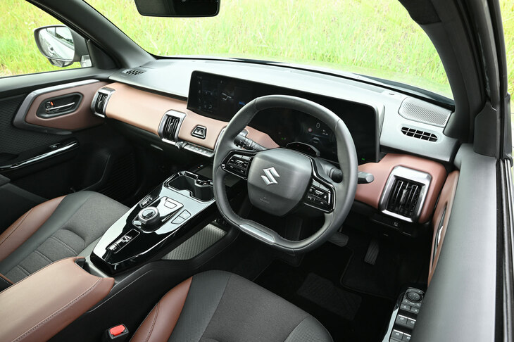 インテリアでは、上下をフラットにした異形ステアリングホイールや、液晶メーターとセンターモニターを一体化したデュアルディスプレイが目を引く。ダイヤル式のシフトセレクターなど、操作系の一部はトヨタのBEVと共通だ。