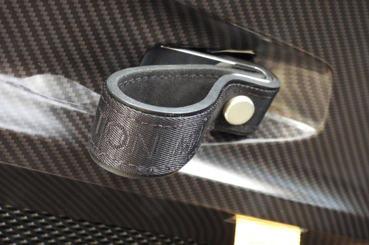 アストンマーティン・ヴァリアント（ドアリリースハンドル）