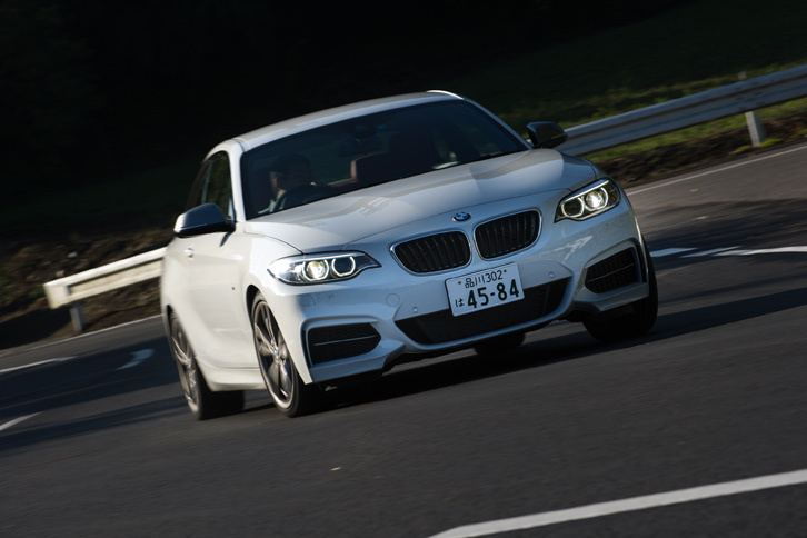 外観では、10mm低められた車高や、専用の空力パーツなどが「M240i」の特徴。マフラーはダーククローム仕上げとなっている。