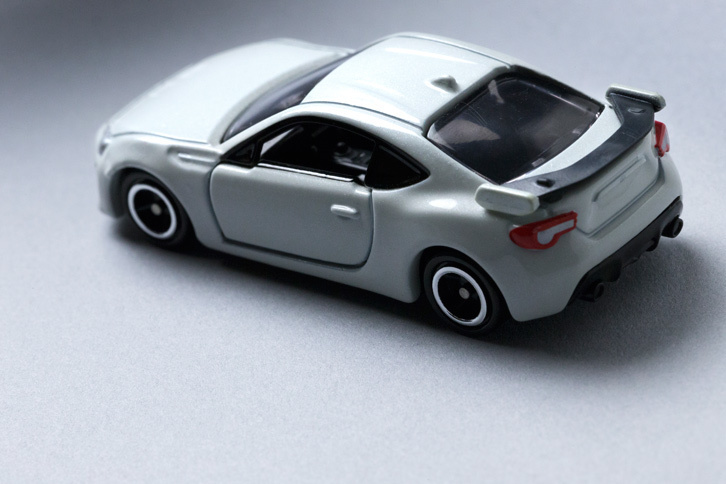 トランクフードに備わるリアスポイラーは、上級グレード「GT“リミテッド”」「GT“リミテッド・ハイパフォーマンスパッケージ”」の証し。空力にも配慮した両グレードでは、ボディー下部にもフロアアンダーカバーが装着される。（写真＝郡大二郎）