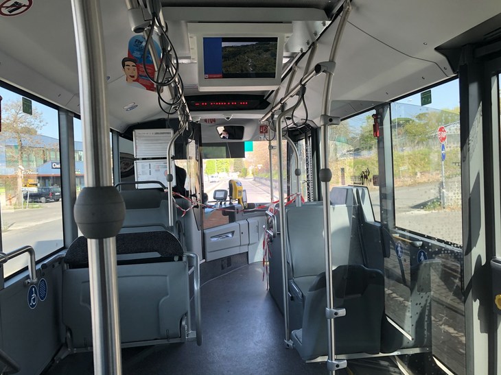 筆者が住むシエナを走る路線バスの車内。運転士の安全のため、前面扉からの乗車は禁止。直後のシートは使用できないようテープが張られている。2020年4月17日撮影。