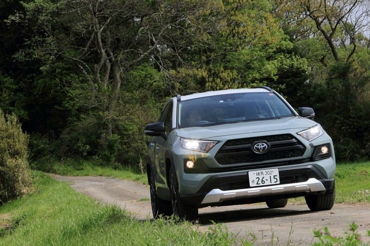 初代「RAV4」が誕生したのは1994年のこと。当時はコンパクトな“ライトクロカン”だったが、いまや堂々としたボディーサイズのミドルサイズSUVとなった。