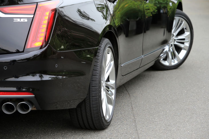 「CT6」には、取り回しのしやすさや走行安定性、コーナリング時の敏しょう性などを高めるため、後輪操舵機構が採用されている。