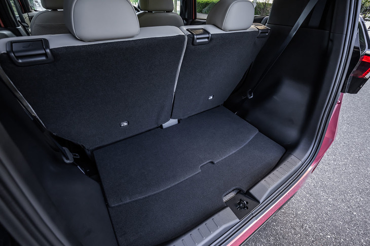 後席を最も前方にスライドさせたラゲッジスペースの様子。後席の背もたれには、50：50の分割可倒機構が備わっている。