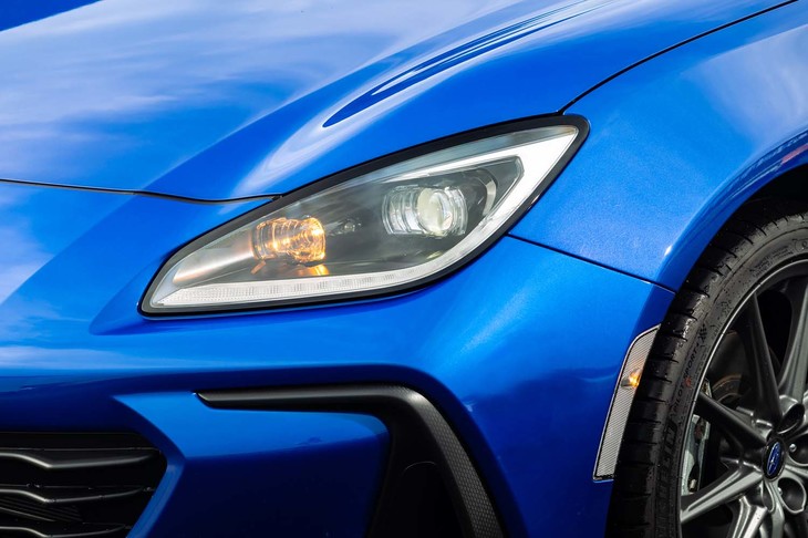 「GR 86」と「BRZ」では、ポジショニングランプのデザインが若干異なる。2つの光源は、内側がウインカーで、外側がハイ／ロービーム。