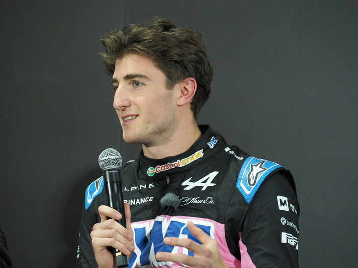 ドゥーハン選手は2022年からアルピーヌ・アカデミーの一員に加わり、今季はリザーブドライバーを務める。今年21歳となったオージーが狙うのは、当然、レギュラーシートの獲得だ。
	 