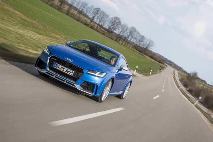 「TT RS」として初めて走行モード切り替えシステム「アウディドライブセレクト」と4WDシステムを協調制御させた。これにより、より緻密な駆動力の制御を実現した。