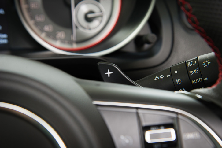 ステアリングホイールに備わるシフトパドル。新型「スイフトスポーツ」の6段ATは、「エスクード1.4ターボ」のものをベースに、ギア比とトルクコンバーターの特性を変更したものである。