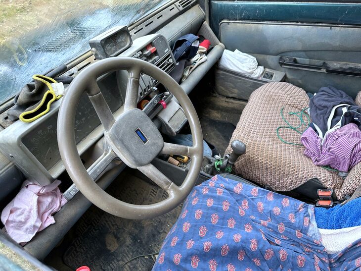 作業場の延長感あふれる室内。意外にもパワーウィンドウである。