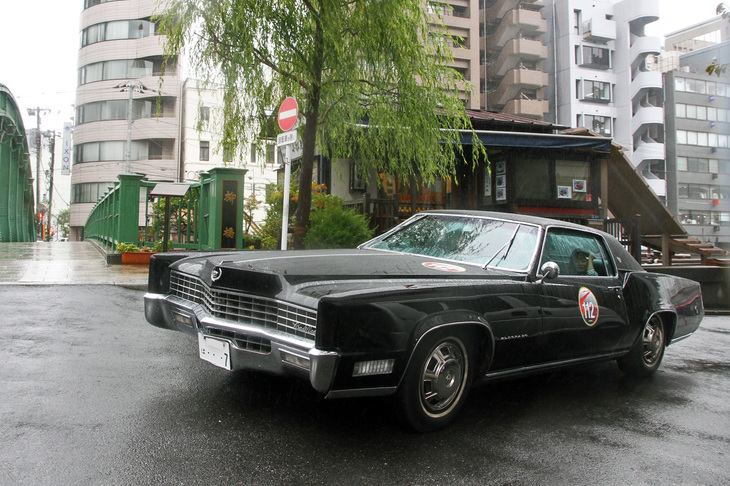 1968年「キャデラック・エルドラド」。全長5.6m、全幅2mのボディーに7.7リッターV8エンジンを積んだ史上最大級のFF車。ここを右折して柳橋を渡るのだが、切り返しをして曲がっていった。