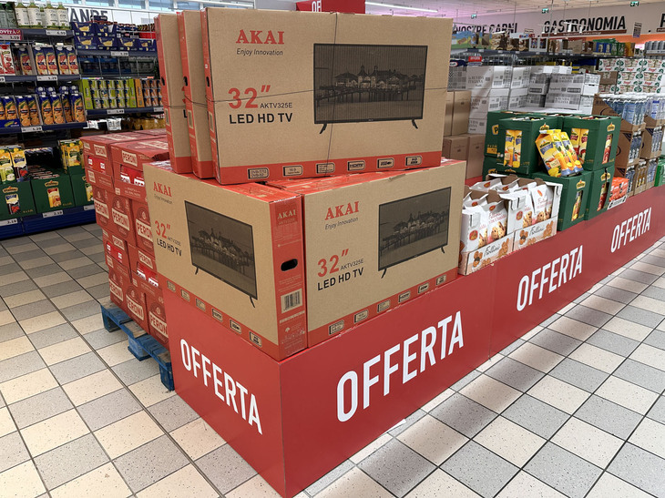 AKAIブランドにはテレビもあるが、やはりOFERTA（特売）コーナーで、菓子の横である