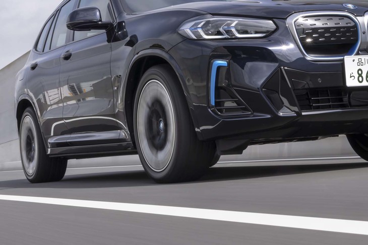 開発に際して、接地面圧の均一化が追求された「アドバンスポーツV107」。その効果は特に高速走行時の安定性に表れる。