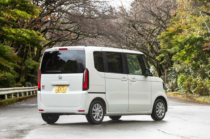 【ホンダN-BOXのスペック】
	ボディーサイズ：全長×全幅×全高＝3395×1475×1790mm／ホイールベース：2520mm／車重：910kg／駆動方式：FF／エンジン：0.66リッター直3 DOHC 12バルブ／トランスミッション：CVT／最高出力：58PS（43kW）/7300rpm／最大トルク：65N・m（6.6kgf・m）/4800rpm／タイヤ：（前）155/65R14 75S／（後）155/65R14 75S（ダンロップ・エナセーブEC300）／燃費：21.6km/リッター（WLTCモード）／価格：164万8900円
	
	【取材時の燃費データ】
	テスト距離：280.6km（市街地1：高速道路7：山岳路2）／使用燃料：21.7リッター（レギュラーガソリン）／参考燃費：12.9km/リッター（満タン法）／13.1km/リッター（車載燃費計計測値）