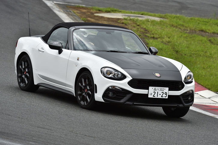 動力性能は0-100km/h加速が6.8秒で、最高速は180km/h（速度リミッター作動）。