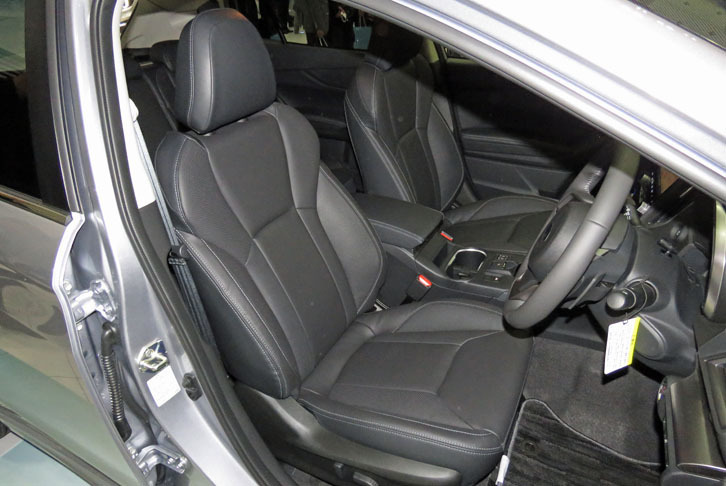 「インプレッサ スポーツ」のフロントシート。