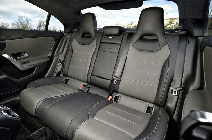 後席左右部分の背もたれは、ヘッドレスト一体型デザインを採用。40：20：40の分割可倒機構を備えるなど、実用性も考慮されている。