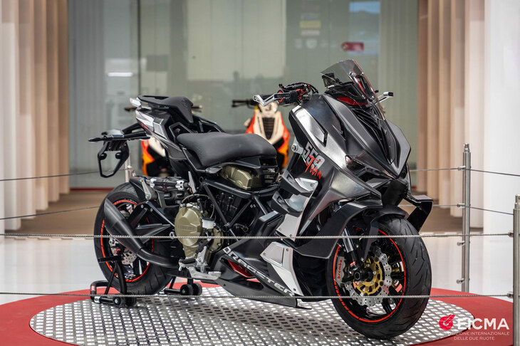 独創的なスクーター（？）を手がけるイタルジェットの最新モデル「ドラッグスター559ツイン」。最高出力58PSの2気筒エンジンを搭載している。