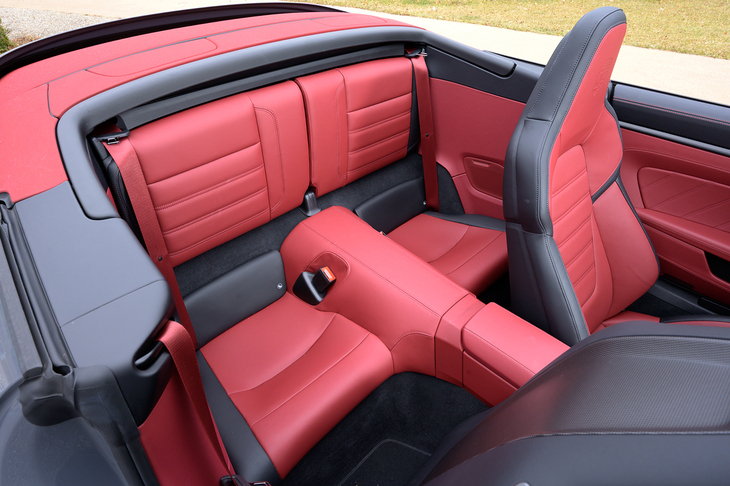 992.2型全体ではリアシートが無償オプション（2人乗りが標準）となっているが、オープントップの「カブリオレ」と「タルガ」は例外的に4人乗りがスタンダード。確かにここがカーペットむき出しではカッコ悪い。