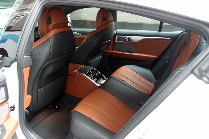 BMW 840d xDriveグランクーペ エクスクルーシブMスポーツ（リアシート）