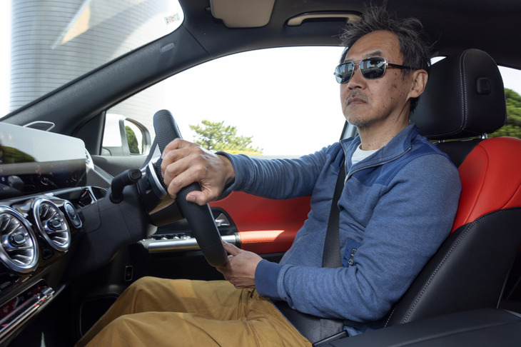 ハンドルを握ってまず感じたのがスムーズなライドフィール。ザラゴロとした感覚はきれいに取り除かれている。路面からの入力も角が取れていて、電子制御サスペンションを引き締めても不快感を覚えることはなかった。