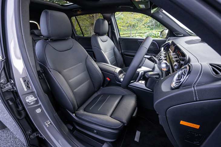 「GLBアーバンスターズ」のシートは本革張りで、フロントシートにはヒーターと電動調整機構が標準で装備される。インテリアカラーは「ブラック」の単色（写真）か、「レッドペッパー／ブラック」のコンビカラーから選択できる。