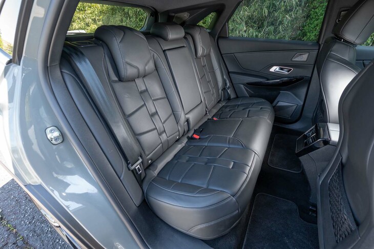 センターコンソール後端にエアアウトレットがせり出しているため、後席に3人が座るのは難しい。背もたれは電動調整が可能。